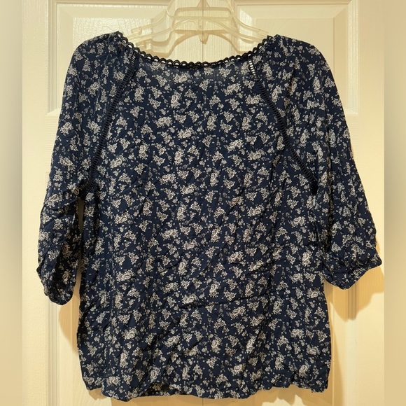 Cozy casual Floral Navy Women's Top with open detail. Size M. VGUC - Picture 3 of 10